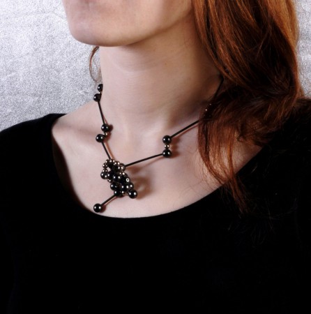 Náhrdelník: patinovaná meď, hematit, magnet